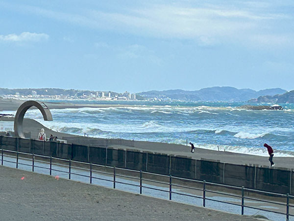 強風で白波が立つ茅ヶ崎サザンビーチ